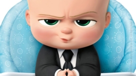 Das Boss Baby schaut mit gefalteten Händen und Business-Anzug verschmitzt und kritisch