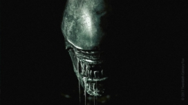 Der Kopf eines zähnefletschenden Aliens verschwindet fast vollkommen in der Dunkelheit