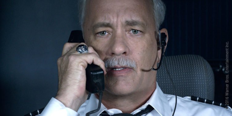 Tom Hanks telefoniert mit entsetzem Ausdruck über das Funkgerät im Cockpit eines Flugzeuges im Film Sully