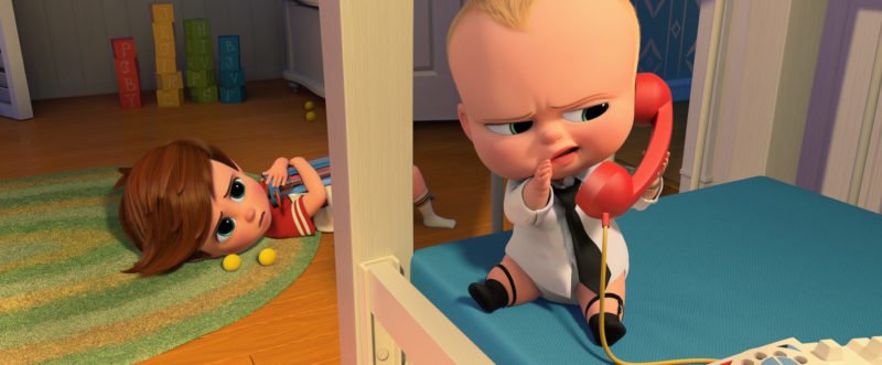 Das Boss Baby teleforniert während Tim auf dem Boden kauert
