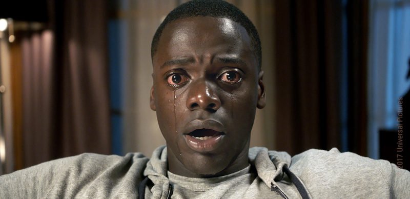 Daniel Kaluuya sitzt als Chris Washington gefesselt auf einem Ledersessel und weint in Schockstarre.