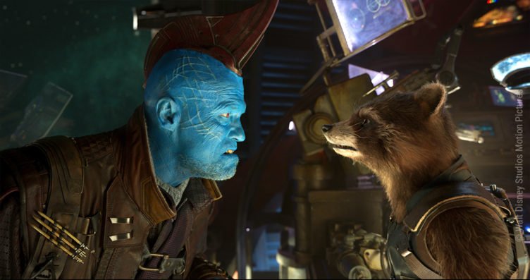 Yondu beugt sich zu Rocket herunter in Guardians of the Galaxy Vol. 2