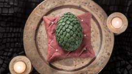 Titelbild mit Osterkuchen in der Form eines Game of Thrones Dracheneies