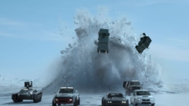 Autos fahren in einer Eiswüste vor einem U-Boot, das aus dem Eis bricht in Fast & Furious 8