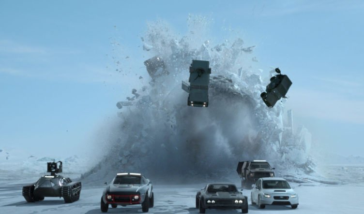 Autos fahren in einer Eiswüste vor einem U-Boot, das aus dem Eis bricht in Fast & Furious 8