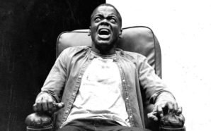 Schwarzweiß-Plakat: Daniel Kaluuya ist als Chris Washington auf einen Sessel gefesselt und schreit im Film Get Out