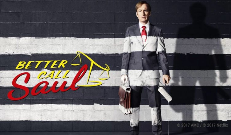 Auf dem Wallpaper von better Call Saul Staffel 3 steht Jimmy McGill vor einer schwarzen Mauer die er mit drei weißen Streifen bemalt hat. Die Streifen setzen sich auf ihm fort.