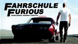 Dominic Toretto geht zu seinem Chevrolet Dodge, der ein Fahrschulschild auf dem Autodach hat