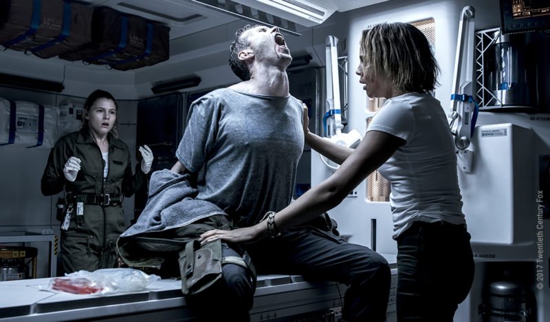 Ein Crewmitglied der Covenant windet sich vor schmerz in einem Krankenzimmer des Ladnungsschiffs in Kritik Alien Covenant
