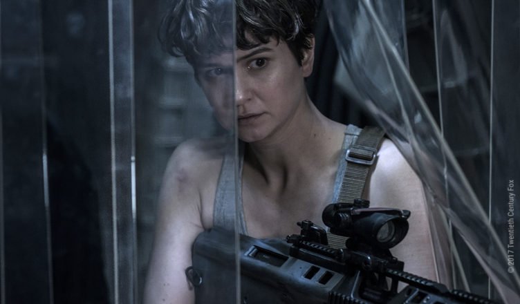 Katherine Waterston sucht als Daniels mIt einem Gewehr bewaffnet nach einem Alien