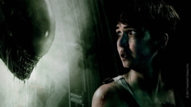 Katherine Waterstone als Daniels schaut zu einem Alien in Alien Covenant