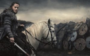 Uhtred sitzt auf einem weiten Pferd vor dem Schildwall einer Armee und dreht sich um