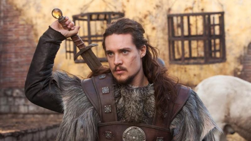 Uhtred zückt ein Schwert in der zweiten Staffel von The Last Kingdom