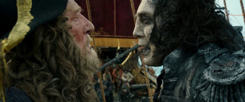 Captain Barbossa (Geoffrey Rush, links) und Captain Salazar (Javier Bardem, rechts) machen reden gemeinsam auf einem Schiff