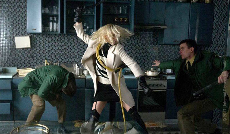 Charlize Theron kämpft als Lorraine Broughton in Atomic Blonde gegen zwei deutsche Polizisten