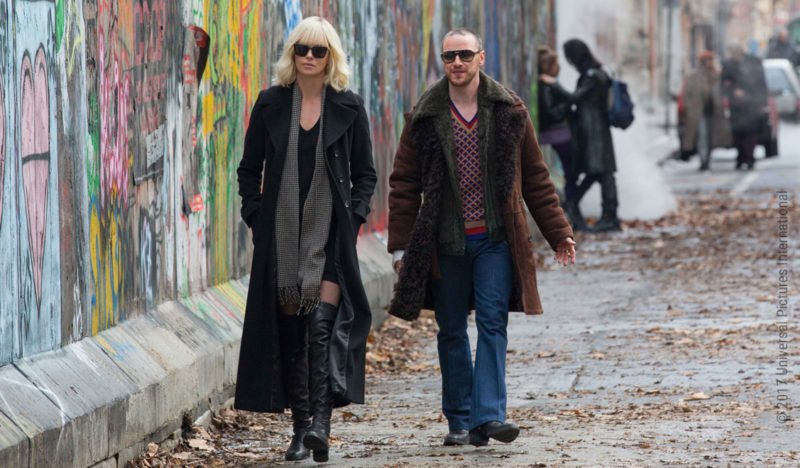 Charlize Theron und James McAvoy spazieren entlang der Mauer durch Berlin in Atomic Blonde