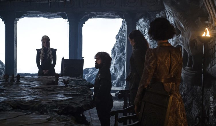 Daenerys Targaryen und ihre Verbündeten lauschen Tyrions Plänen in Game of Thrones Staffel 7 Folge 3