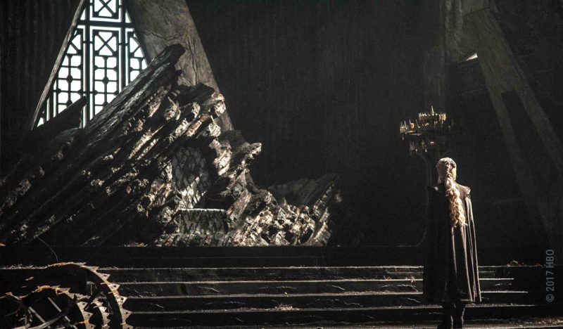 Daenerys Targaryen vor dem Thron auf Drachenstein in Game of Thrones Staffel 7 Folge 1