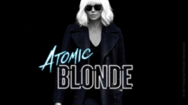 Charlize Theron als Lorraine Broughton in Atomic Blonde vor einer schwarzen Wand