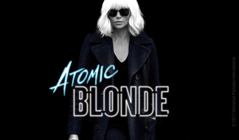 Charlize Theron als Lorraine Broughton in Atomic Blonde vor einer schwarzen Wand