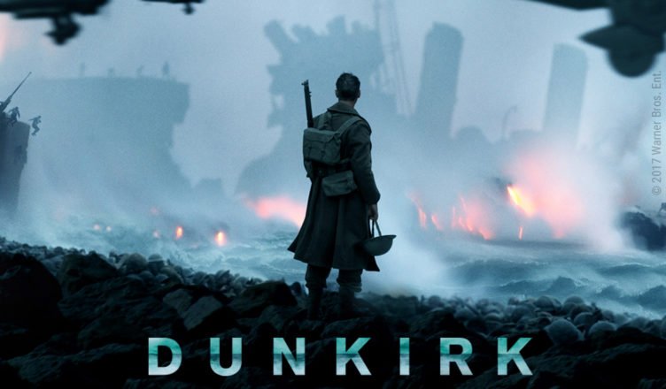 Ein britischer Soldat steht am Strand von Dünkirchen und sieht hoffnungslos dem Untergang eines Kriegsschiffes zu