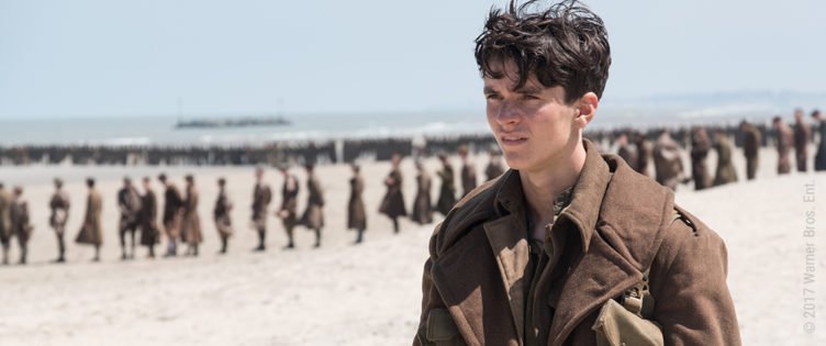 Fionn Whitehead steht als Tommy am Strand von Dünkirchen in Dunkirk
