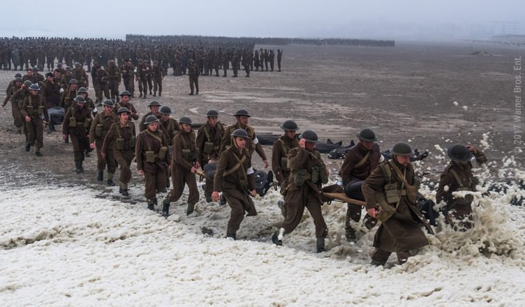 Soldaten stehen in einer Schlange am Strand von Dünkirchen in Dunkirk