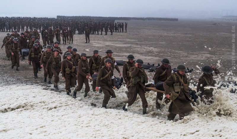 Soldaten stehen in einer Schlange am Strand von Dünkirchen in Dunkirk