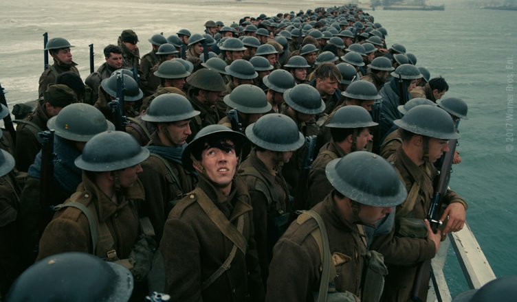 Soldaten warten am Pier während ein Luftangriff sich nähert in Dunkirk