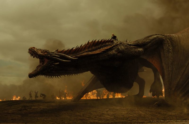 Titelbild für Kritik Game of Thrones Staffel 7 Episode Kriegsbeute mit Daenerys und Drogon auf dem Schlachtfeld