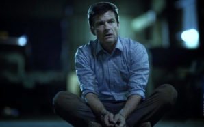 Jason Bateman sitzt mit gefesselten Händen im Schneidersitz am Boden in der Netflix-Serie Ozark – Staffel 1