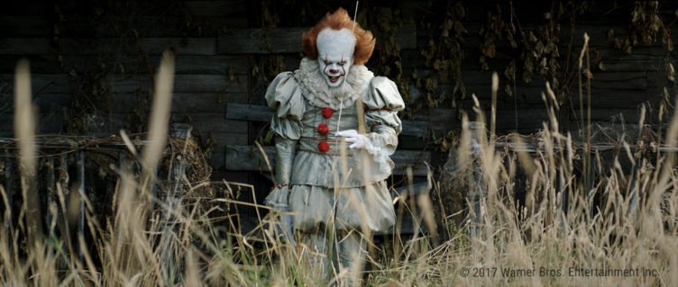Der Grusel-Clown Pennywise hält im Remake Es 2017 einen schwebenden Luftballon an einem Faden