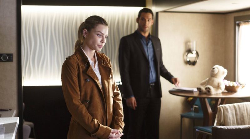 Lucifer (Tom Ellis) schaut Chloe Decker (Lauren German) hinterher.