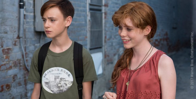 Sophia Lillis und Jaeden Lieberher stehen nebeneinander in Es 2017