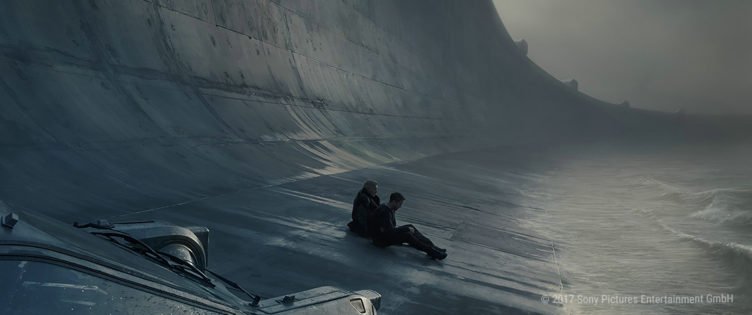Deckard und Officer K am Fusse eines gigantischen Staudamms in Blade Runner 2049