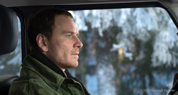 Michael Fassbender sitzt als Kommissar Harry Hole in seinem Auto starrt nach vorne in Der Schneemann 2017