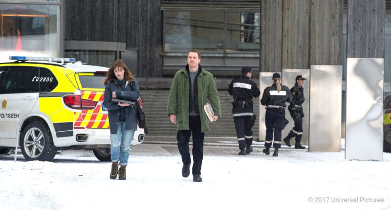 Michael Fassbender und Rebecca Ferguson laufen über den Parkplatz der Osloer Polizei in Der Schneemann 2017