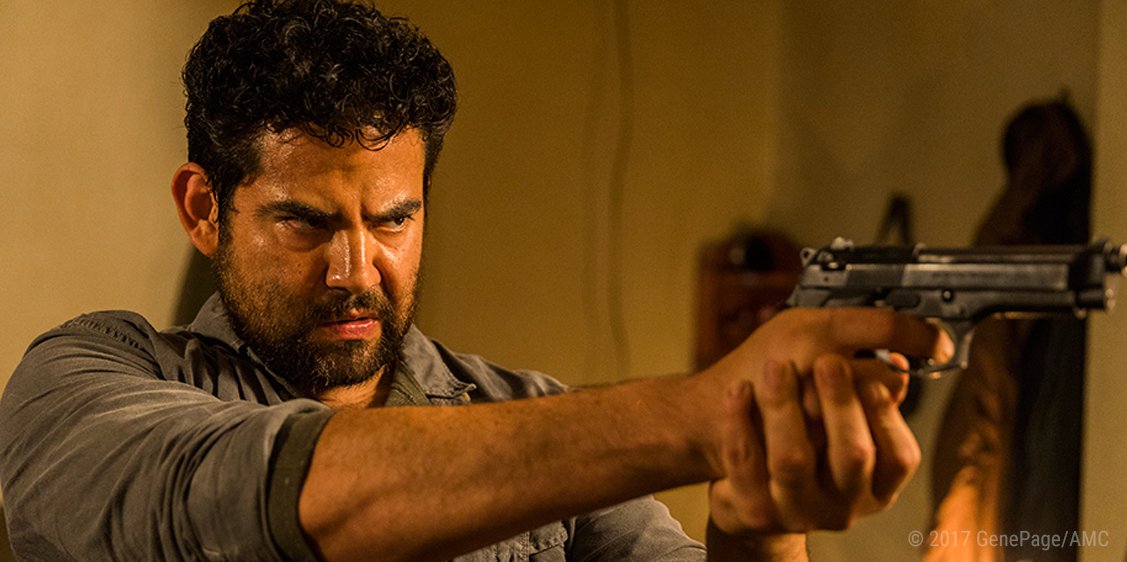 Juan Gabriel Pareja als Morales zielt in The Walking Dead Folge 3 it einer Pistole auf Rick Grimes