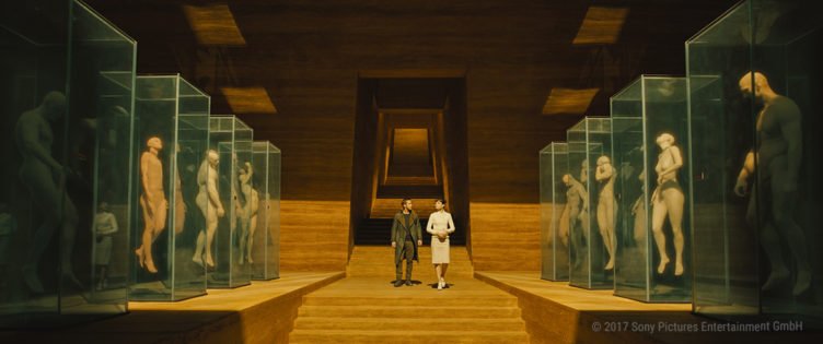 Officer K gespielt von Ryan Gosling im Hauptquartier der Wallace Corporation in Blade Runner 2049