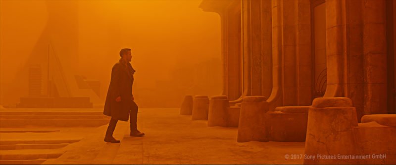 Officer K (Ryan Gosling) in einer nebligen Stadt in Blade Runner 2049