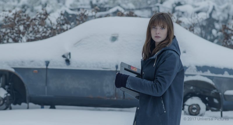 Rebecca Ferguson als Katrine Bratt steht vor einem verschneiten Auto und hält einen spezielles Polizei-Tablet in der Hand