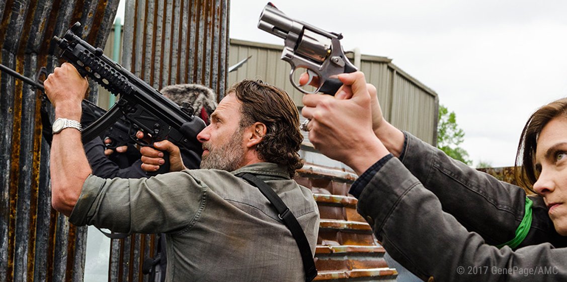 Rick Grimes (Andrew Lincoln) and Maggie Greene (Lauren Cohan) zielen mit Handfeuerwaffen auf die Fabrik der Saviors in The Walking Dead Staffel 8 Episode 1