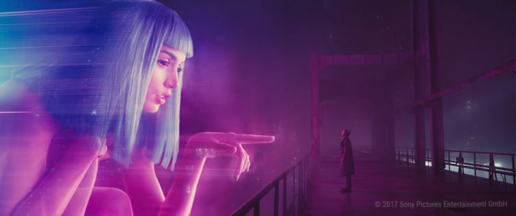 Ryan Gosling unterhält sich als Replikant K mit einer Leuchtreklame für ein Bordell in Blade Runner 2049