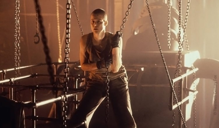 Sigourney Weaver zieht an einer eisernen Kette in Alien 3