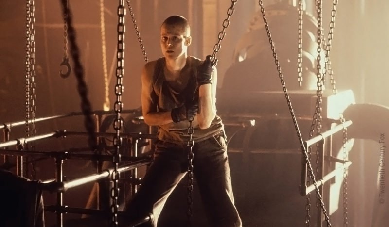 Sigourney Weaver zieht an einer eisernen Kette in Alien 3