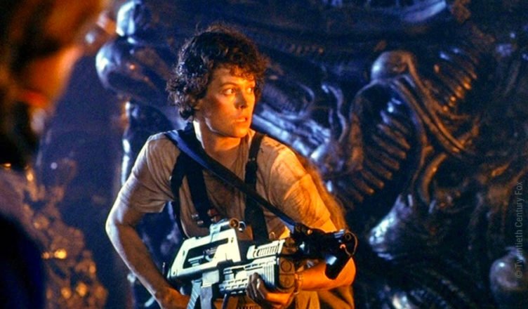 Sigourney Weaver wartet mit einer Waffe in der Hand auf den Angriff des Aliens in Alien 2 – Die Rückkehr