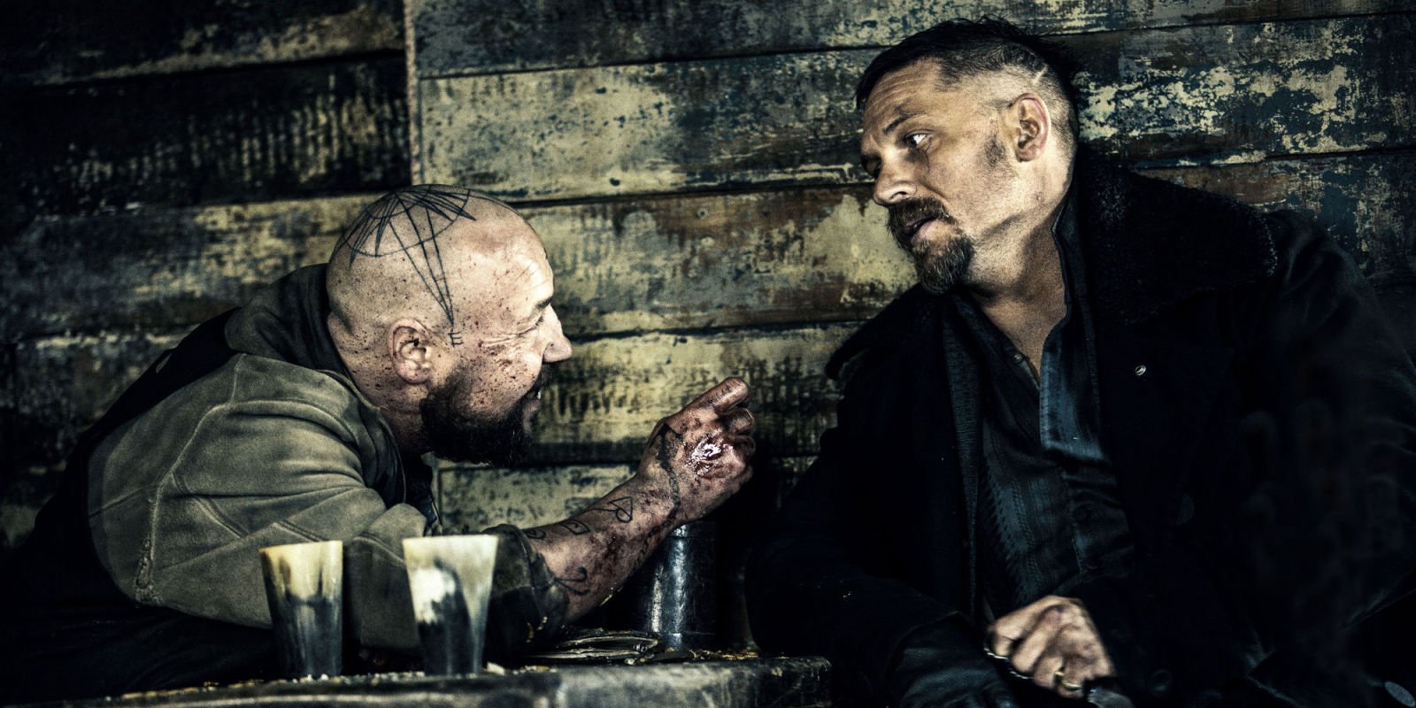 Szenenbild für Kritik Taboo Staffel 1 mit Stephen Graham und Tom Hardy in einer Kneipe