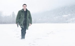 In der Rolle des Kommissar Harry Hole watet Michael Fassbender mit einer Pistole bewaffnet durch tiefen Schnee in Schneemann 2017
