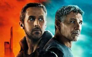 Ryan Gosling vor orangenem Hintergrund steht Rücken an Rücken mit Harrison Ford der vor blauem Hintergrund steht auf Hauptplakat zu Blade Runner 2049