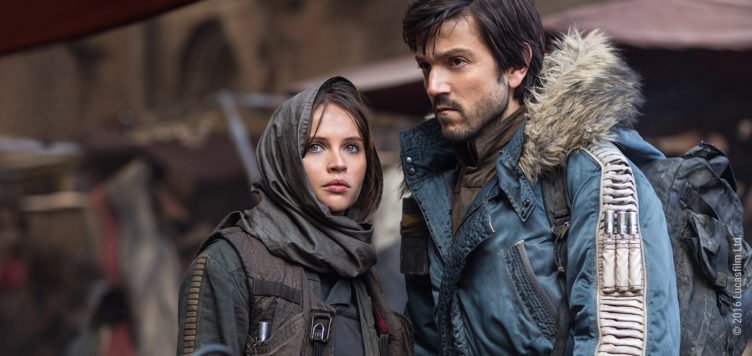Jyn Erso und Cassian Andor stehen auf einem Marktplatz auf Jedha eng nebeneinander in Rogue One A Star Wars Story